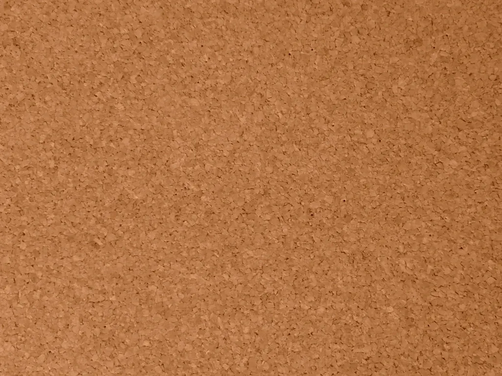 Porte ouverte d'un chai avec de la lumière au fond