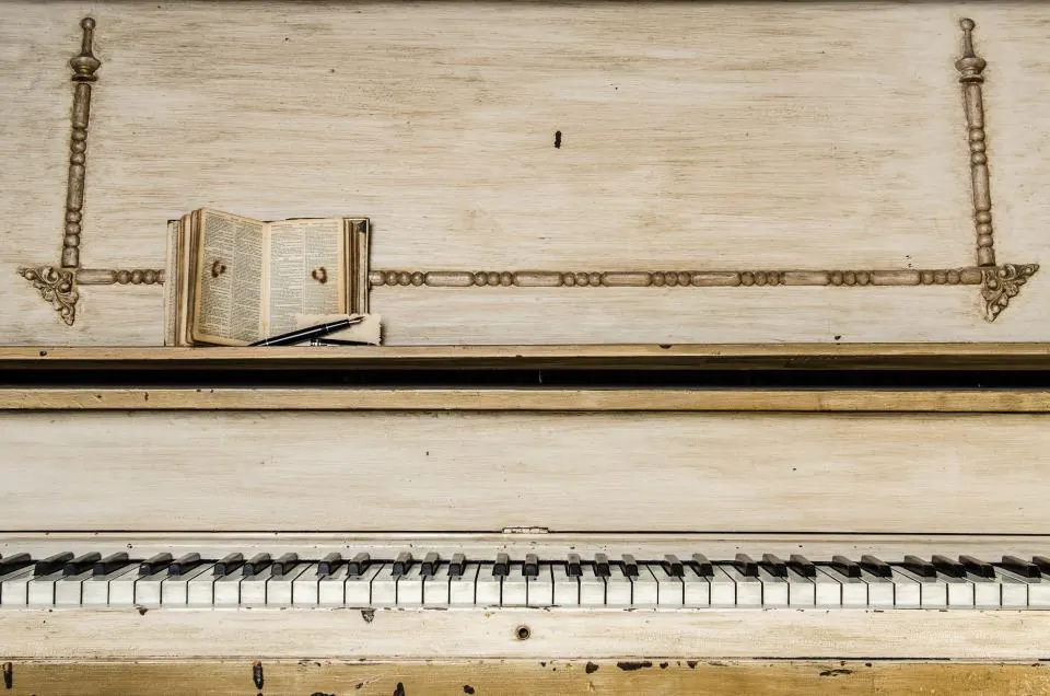 Maestra e allievo davanti a un pianoforte verticale