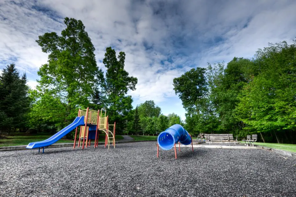 Hall med krokar och gummistövlar