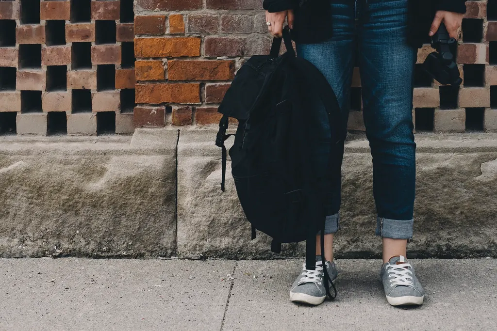 Mochila y zapatillas: el uniforme de ciudad