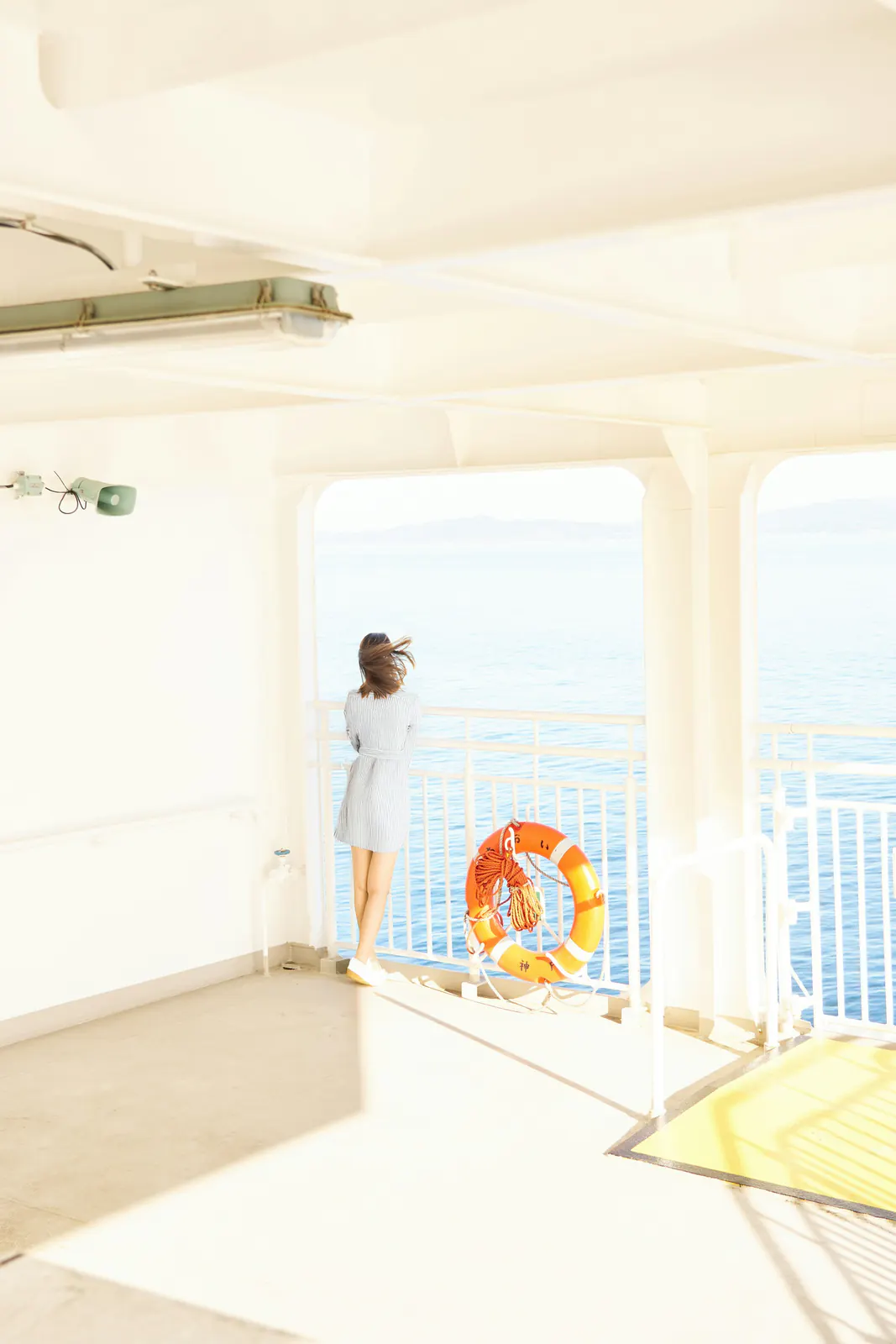 Ferry a Mallorca, vestido blanco