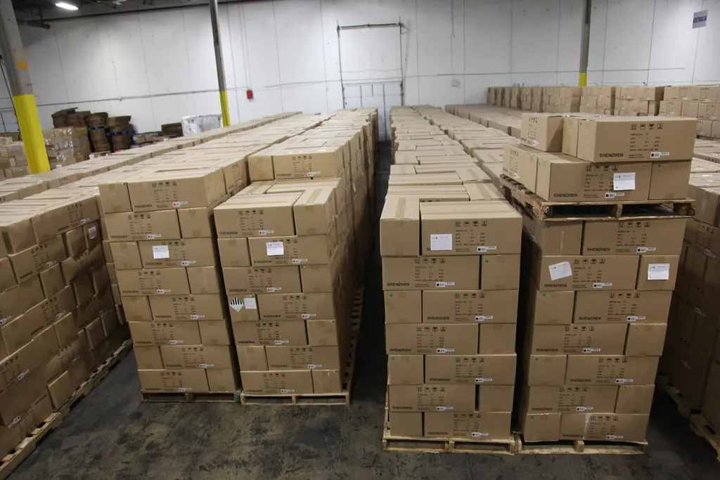 Palés de cajas preparados para salir