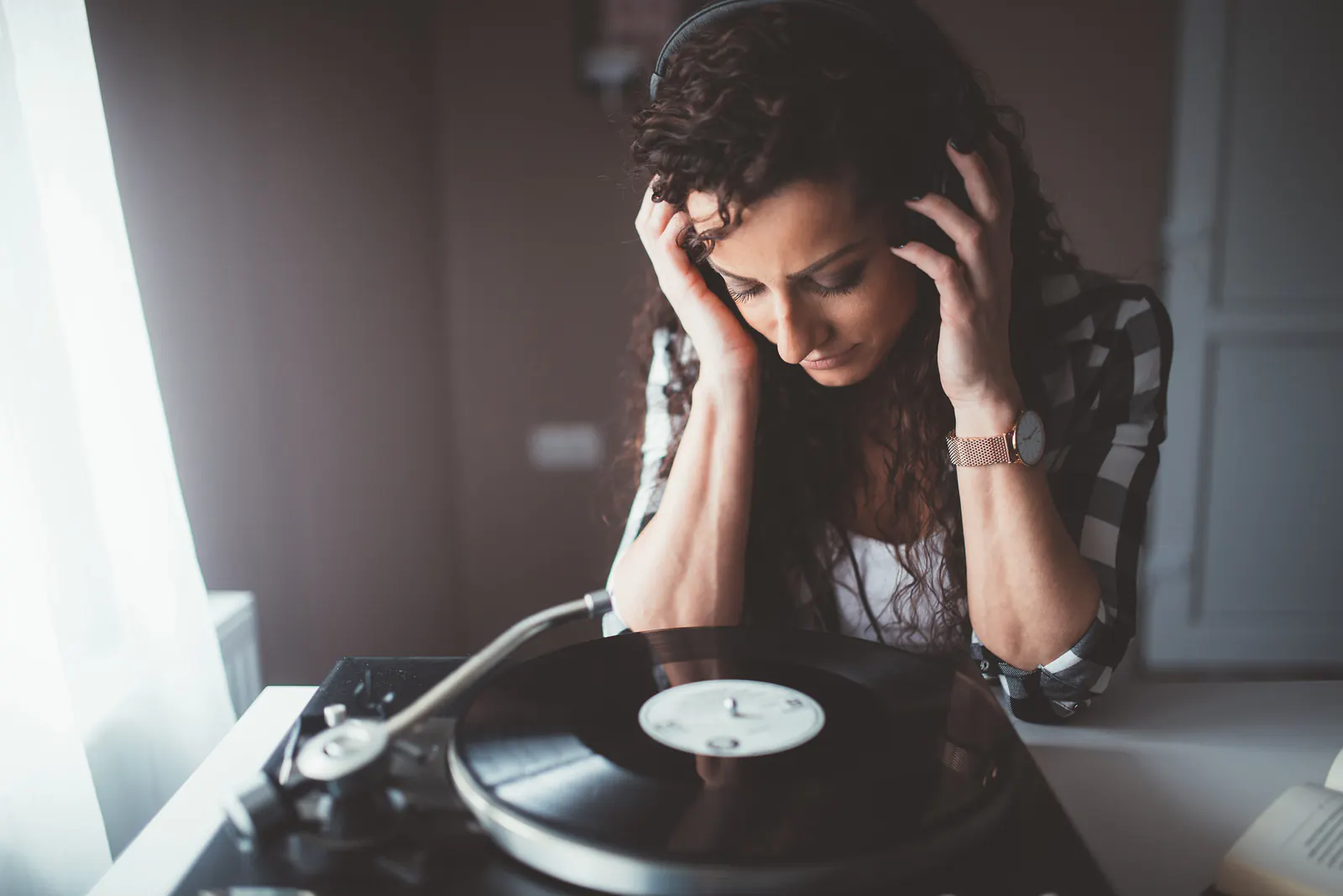 Pět muzikantů při zvukové zkoušce