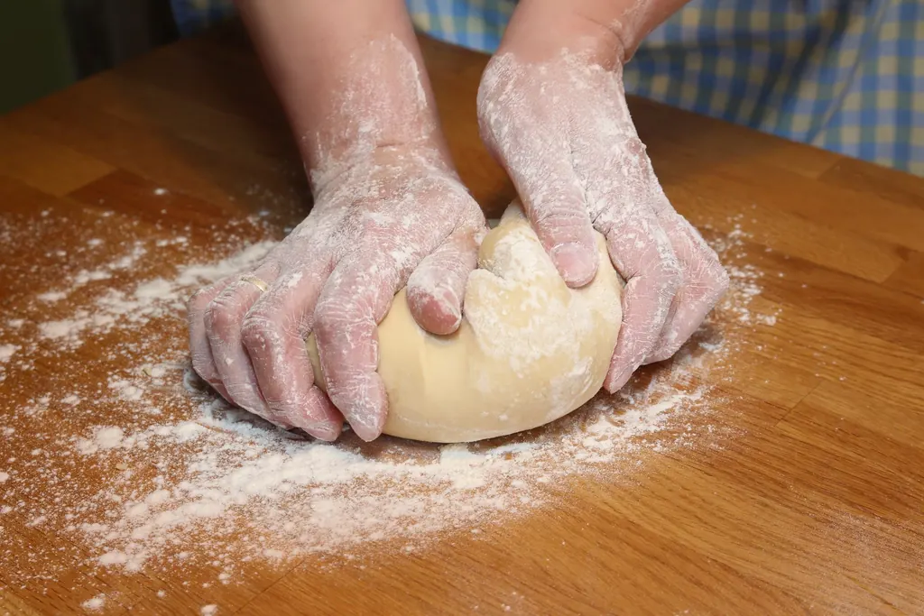 Padeira a segurar um pão acabado de cozer