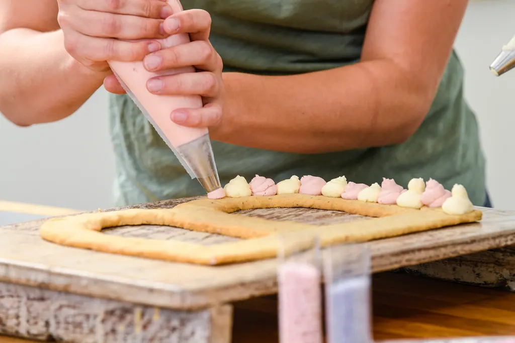 Bolo simples com fruta em cima de um prato branco
