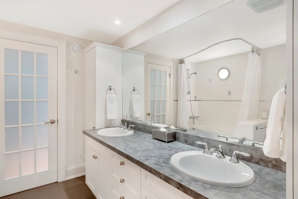 Fayans döşenen bir banyo