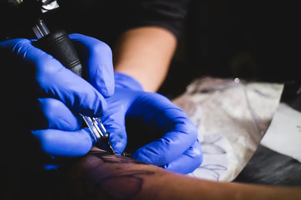 Blocco da disegno con bozzetti su un tavolo dello studio