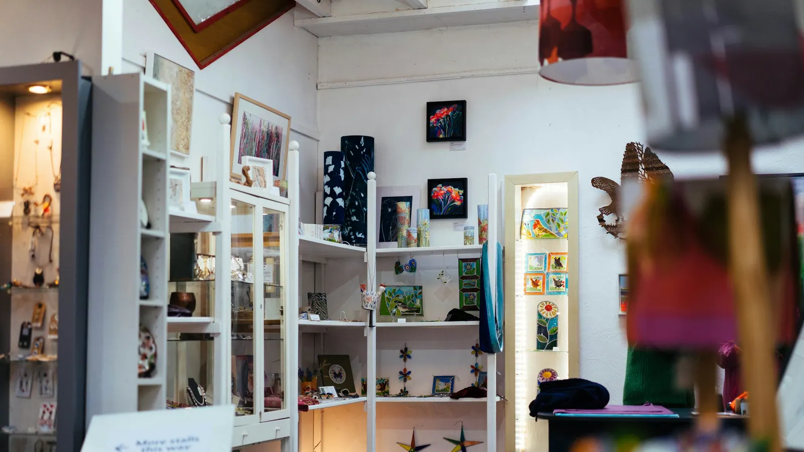Interior de la tienda con las estanterías de productos